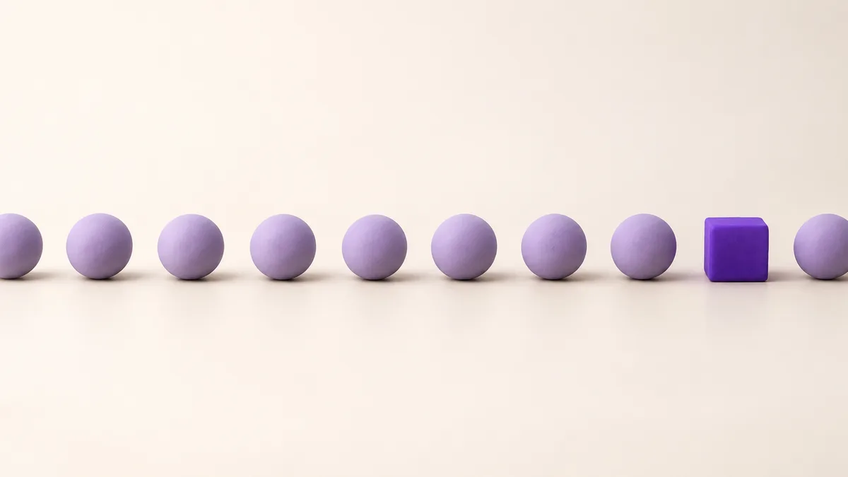 Neuf sphères d'argile lavande et un cube violet alignés — surtout des publications utiles, la promotion de temps en temps